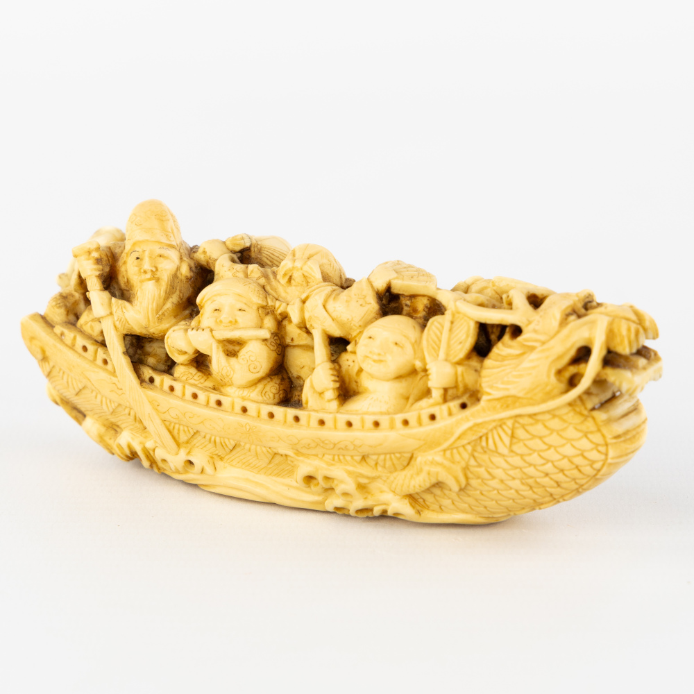 Een Japanse Netsuke of Okimono van de Acht Onsterfelijken op een Geluksboot, Meiji, 19de eeuw. (L:12.5 x W:4.5 x H:5 cm)